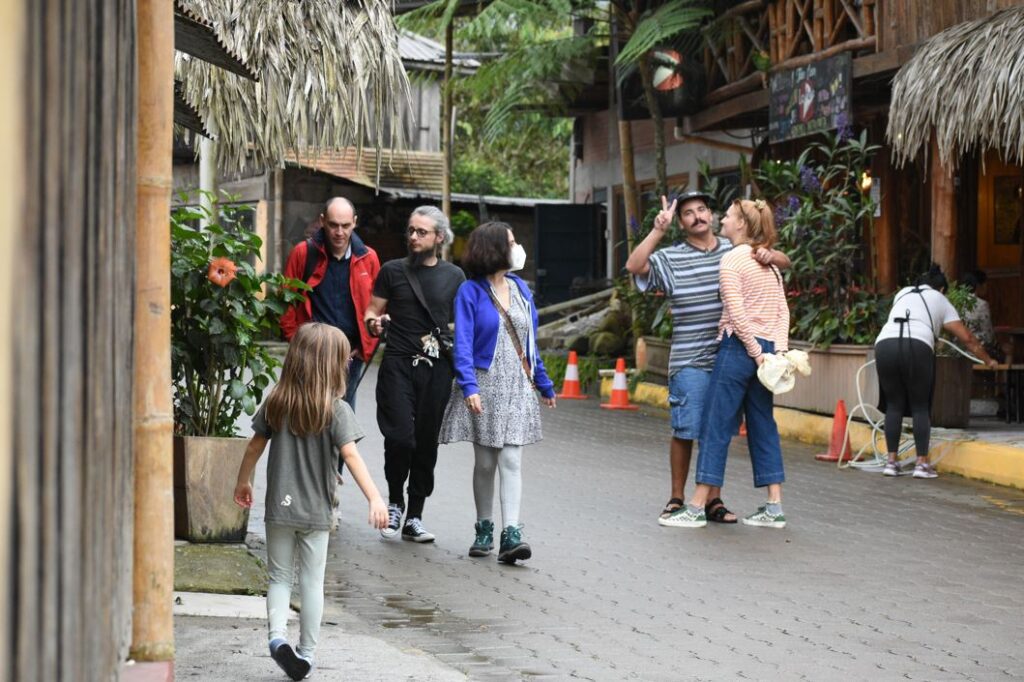Historia de Mindo, turistas disfrutando